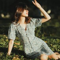 编辑部成员周棠的头像，她坐在窗边整理读者来信与纠错清单，纸上用不同颜色标出了需要复核的条目