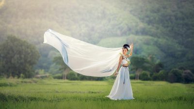 黛安娜王妃身着红色礼服在外交场合优雅亮相，展现她用服装传递外交信号的高超能力